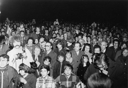 Oct. 1973: Thousands gather at a Simchat Torah rally in Rochester, NY.